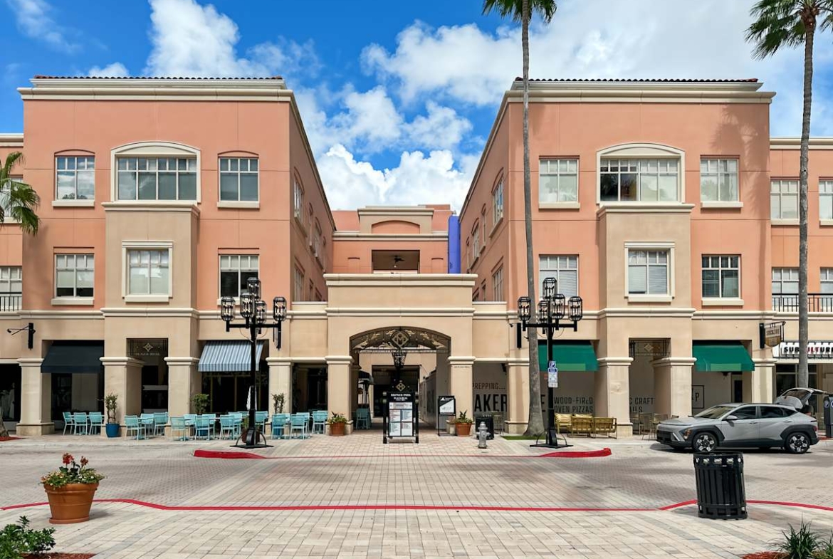 Regus (IWG) 433 Plaza Real Boca Raton