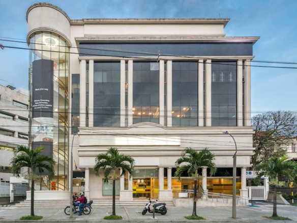 Regus (IWG) Carrera 43A 11A-44 Medellin